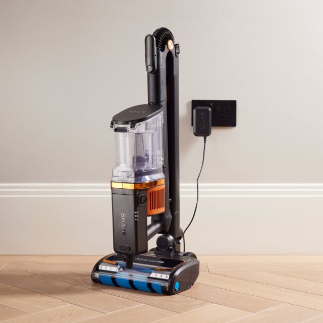 Shark IZ300UK Anti Hair Wrap Cordless Stick Vacuum Cleaner with PowerFins & Flexology - 60 Minute Ru